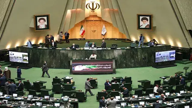 لجنة الأمن القومي بالبرلمان الإيراني تحذر من أي تدخل أمريكي في مضيق هرمز