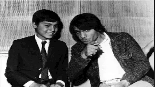 مع "العندليب الأسمر" عبدالحليم حافظ.. حقيقة صورة منسوبة لـ هاني شاكر