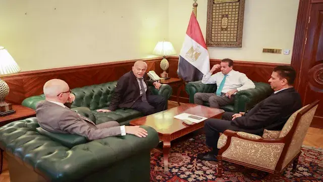 وزير الصحة يبحث مع مجدي يعقوب...