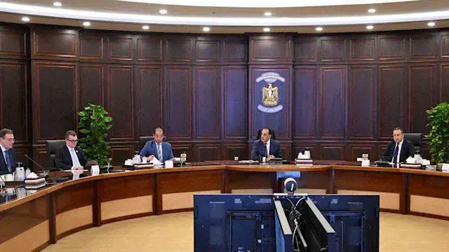 رئيس الوزراء يراجع إجراءات الت...