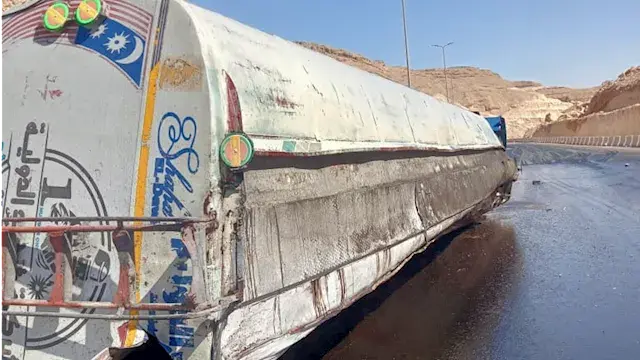 محملة بمواد بترولية.. مصرع سائق في انقلاب شاحنة أعلى كوبري محور منفلوط