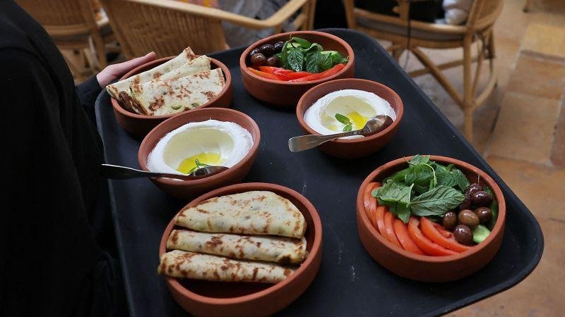 خبز وزيتون..هكذا يُصبح الفطور العربي صحيًا بلا أن يفقد نكهته