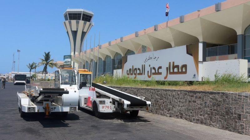 "قبل هبوط رحلة من مصر".. السلطات المحلية: مطار عدن تعرض لهجوم حوثي بالصواريخ والمسيّرات