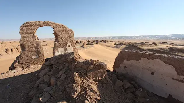 "عظام تحت الرمال ومبنى أشباح"....