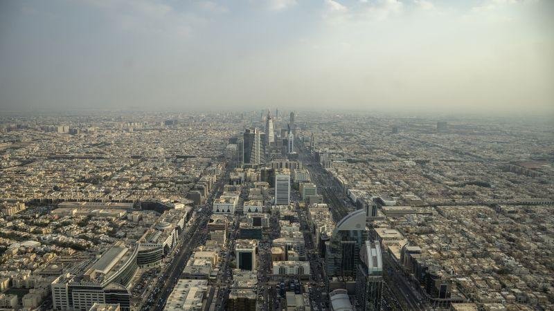 لقطات مزعومة لضربات حوثية على "أهداف حساسة" في الرياض وينبع.. هذه حقيقتها
