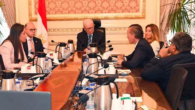 الحكومة تبحث مع أكبر بنك إيطال...