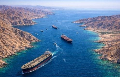 عدد السفن المارة عبر مضيق هرمز...