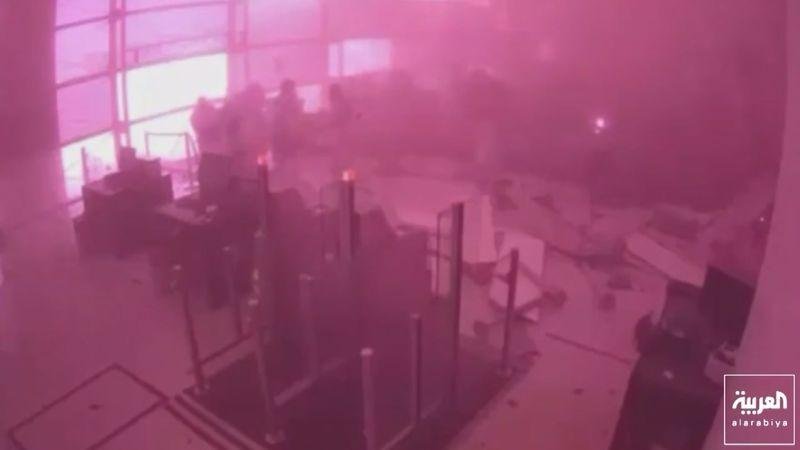 مراسل CNN يشرح دلالات نشر السلطات السعودية لمشاهد استهداف المطار ورسالتها للمنطقة والعالم الإسلامي
