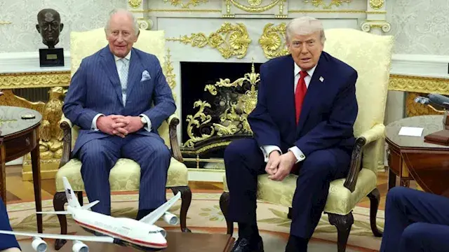 الملك تشارلز الثالث يُداعب الر...