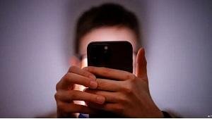 هل تسرق مواقع التواصل الاجتماع...