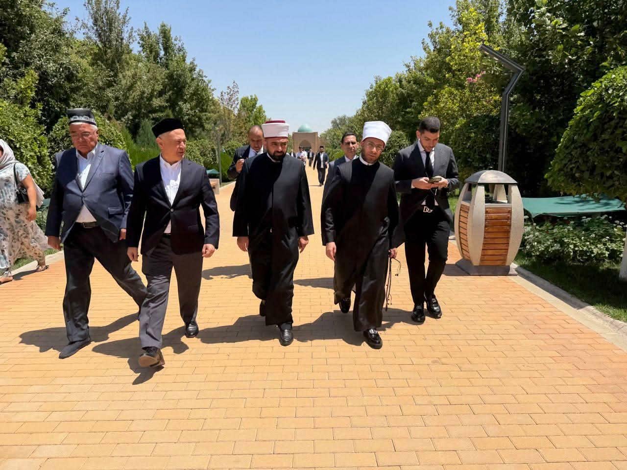 وزير الأوقاف يزور مرقد الإمام...