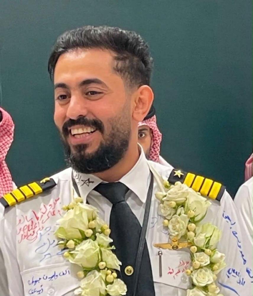 الخطوط السعودية تنعى قائد طائرة استشهد إثر اعتداء على مطار الملك خالد