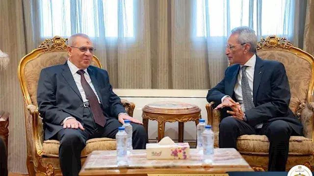 وزير شؤون المجالس النيابية يبح...