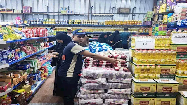 بالصور- تخفيضات كبيرة تجذب الم...