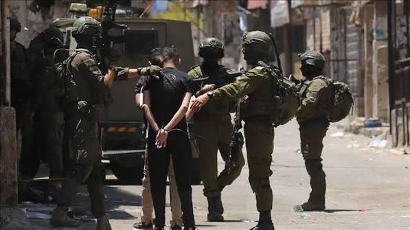 إسرائيل تعتقل 53 فلسطينيا ببلد...