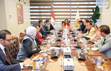 عوض: الدولة حريصة على تنفيذ من...