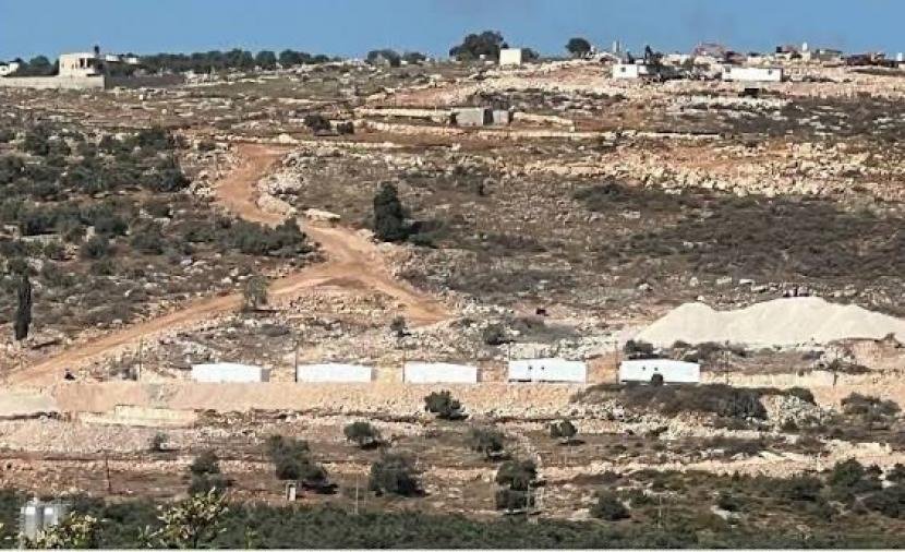 مستوطنون يشرعون بإقامة بؤرة اس...