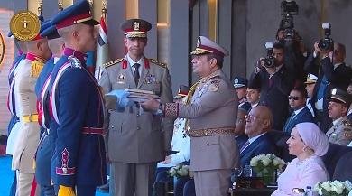 الرئيس السيسي يسلم علم القوات...