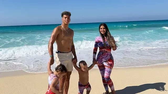18 صورة لإمام عاشور مع عائلته...
