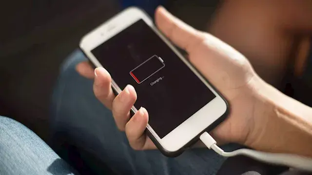 استخدام الهاتف أثناء الشحن.. ه...