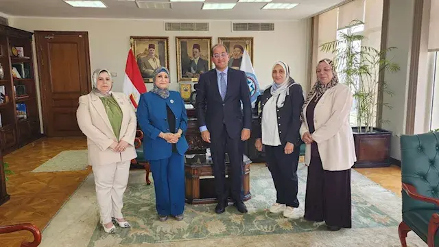 نقيب التمريض تبحث مع وزير الما...