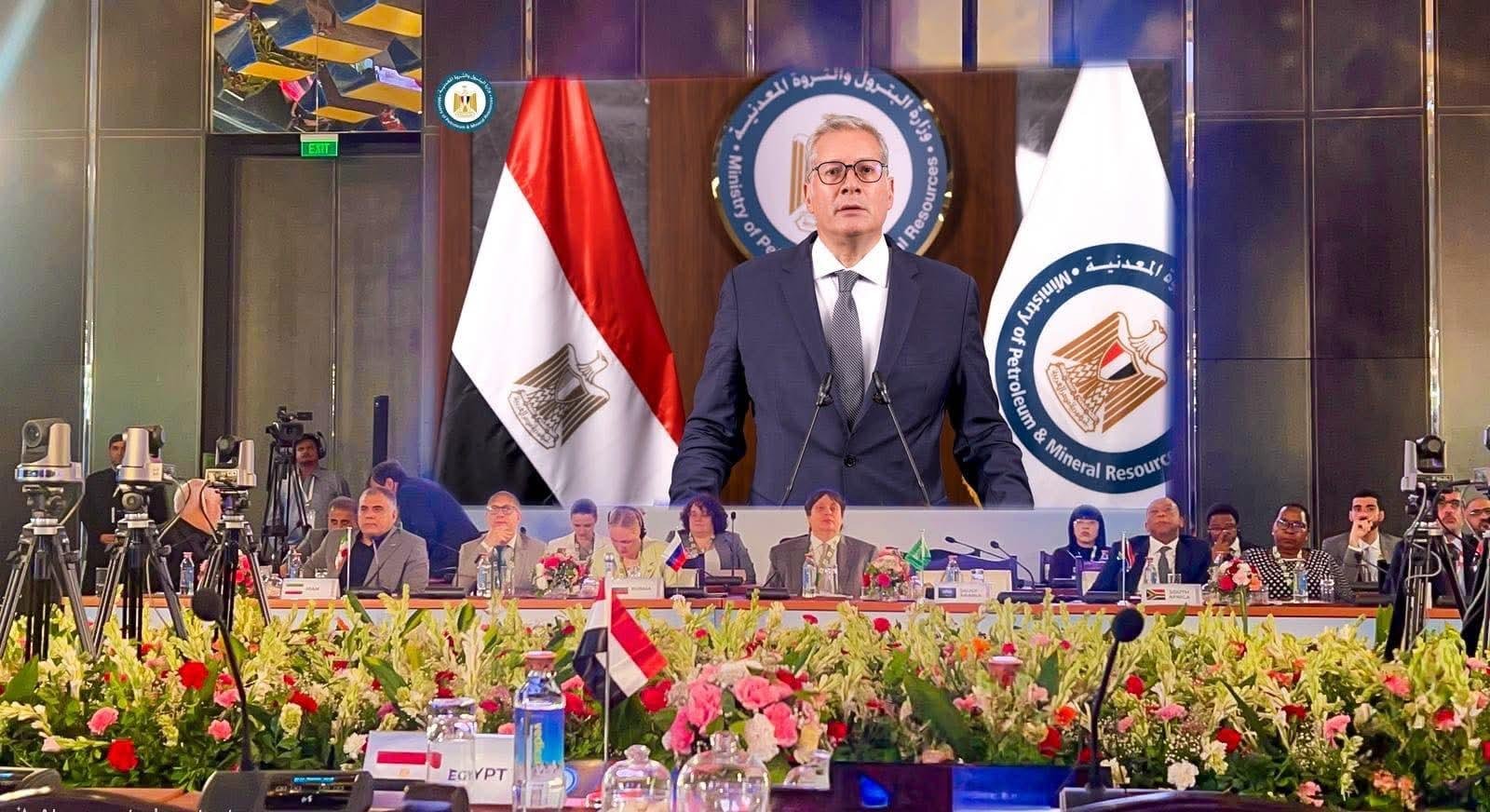 ممثلا لمصر.. وزير البترول يشار...