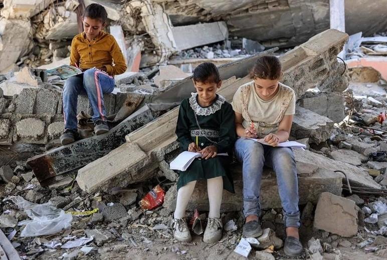 أطفال بغزة: نريد أن نتعلم رغم...