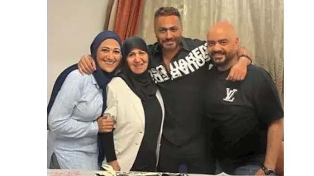 بعد وفاة والده..20 صورة لتامر...