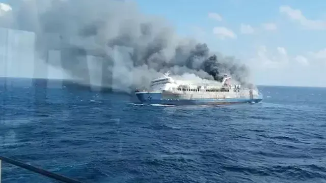 النيران تُحاصر "عبّارة إندونيس...