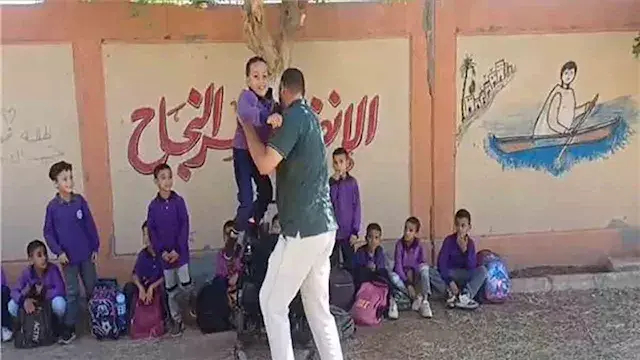 "عشان يلعب زي زمايله".. معلم ي...