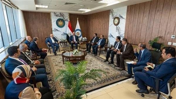 وزير البترول يبحث خطط شركة آفا...