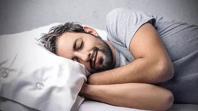 عادة صباحية بسيطة قد تمنحك نوم...