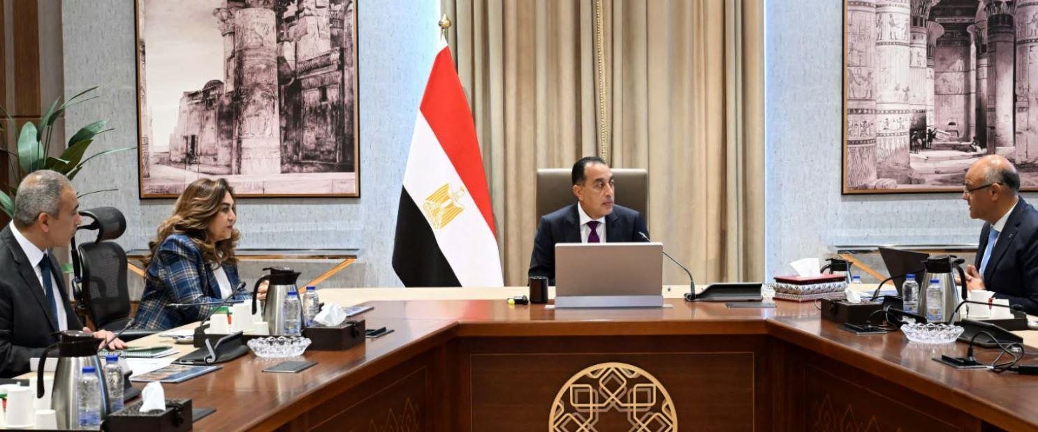 رئيس الوزراء يتابع موقف تنفيذ...