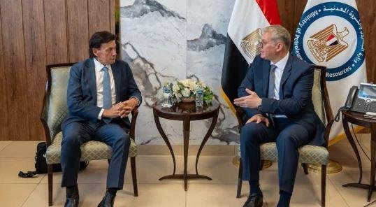 وزير البترول يبحث مع رئيس شركة...