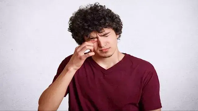 حرقة العين المتكررة بعد ساعات...