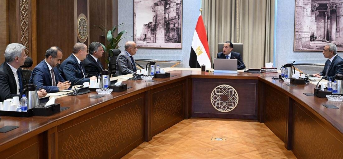 رئيس الوزراء يتابع مستجدات الم...
