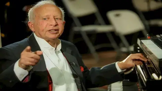 بكلمات مؤثرة.. خالد الكمار يود...