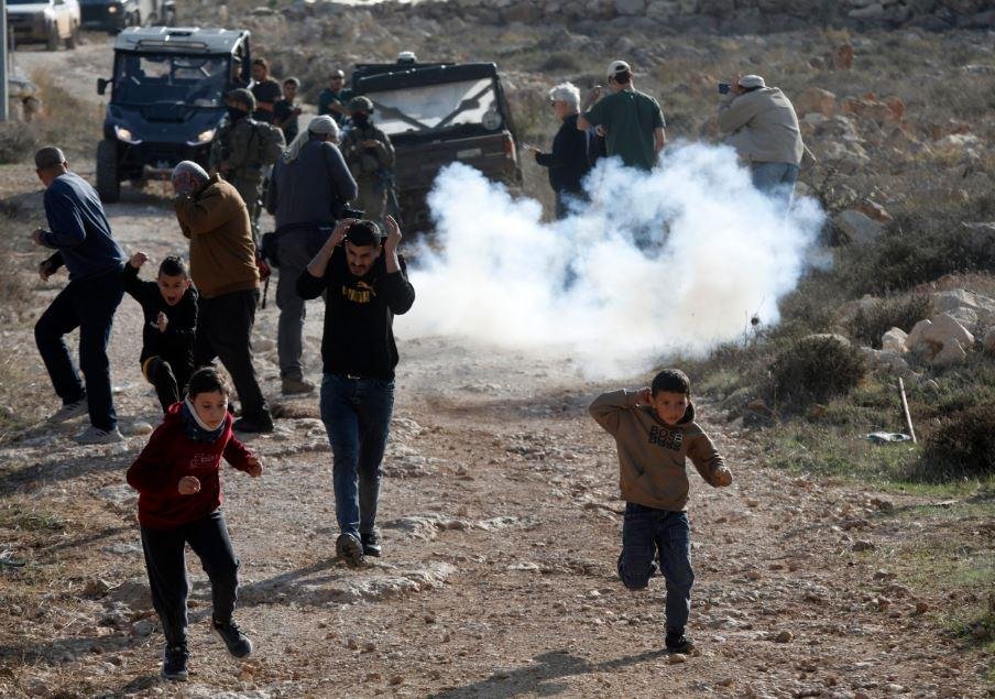 بينهم طفلان.. إصابة 3 فلسطينيين باعتداء مستوطنين في الضفة