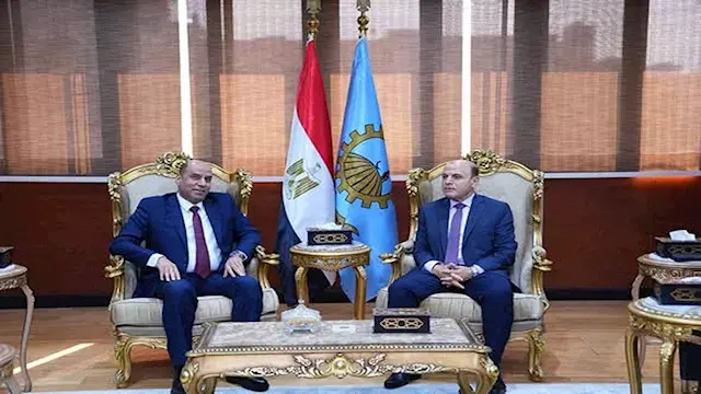 وزير العمل ومحافظ الغربية يبحث...