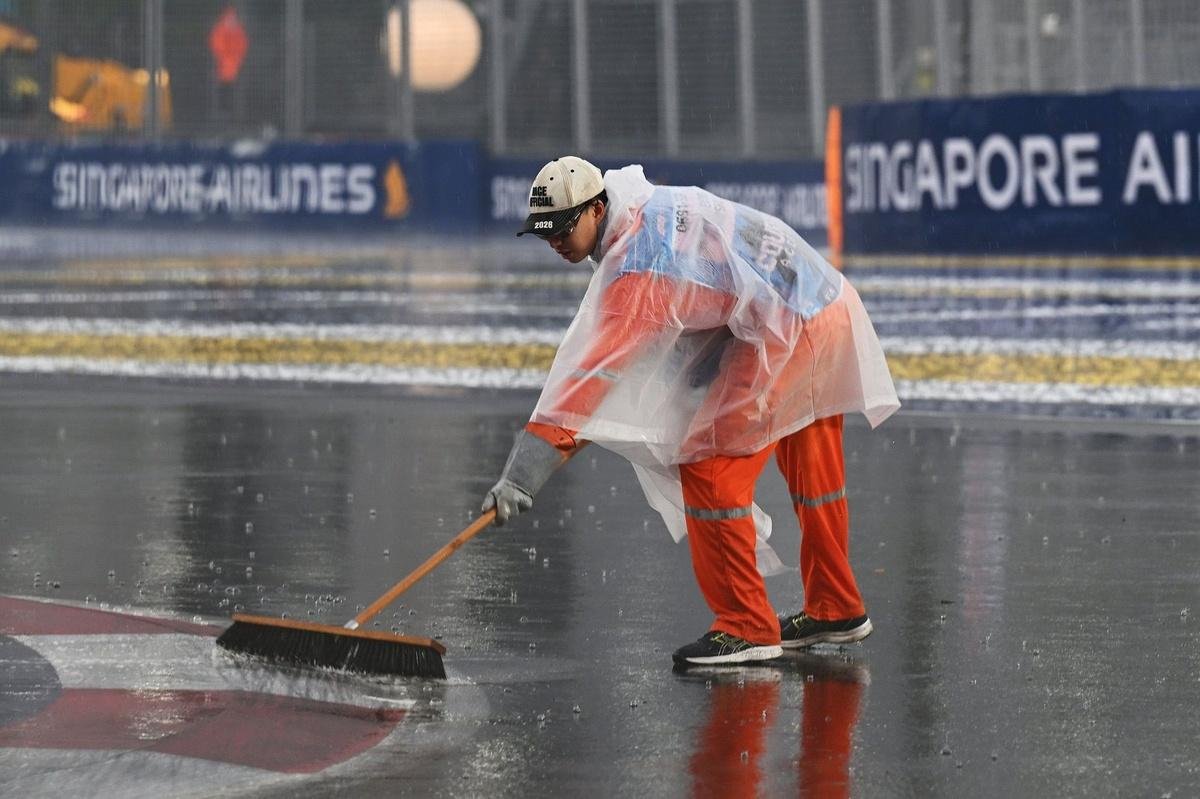 Qualifying delayed at F1 Singapore GP after rain disrupts sprint race