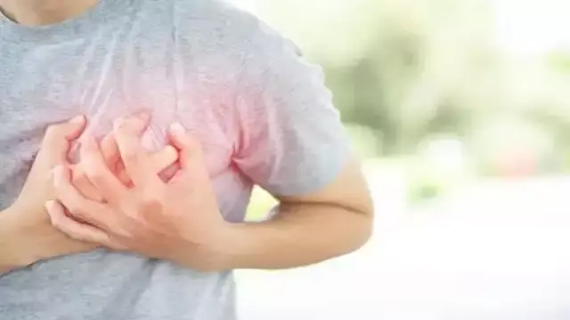 ما أسباب الشعور بنغزة في الصدر...
