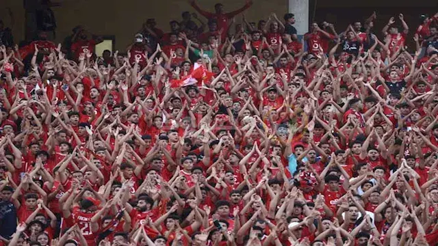 جماهير الأهلي تدعم لاعبي الفري...