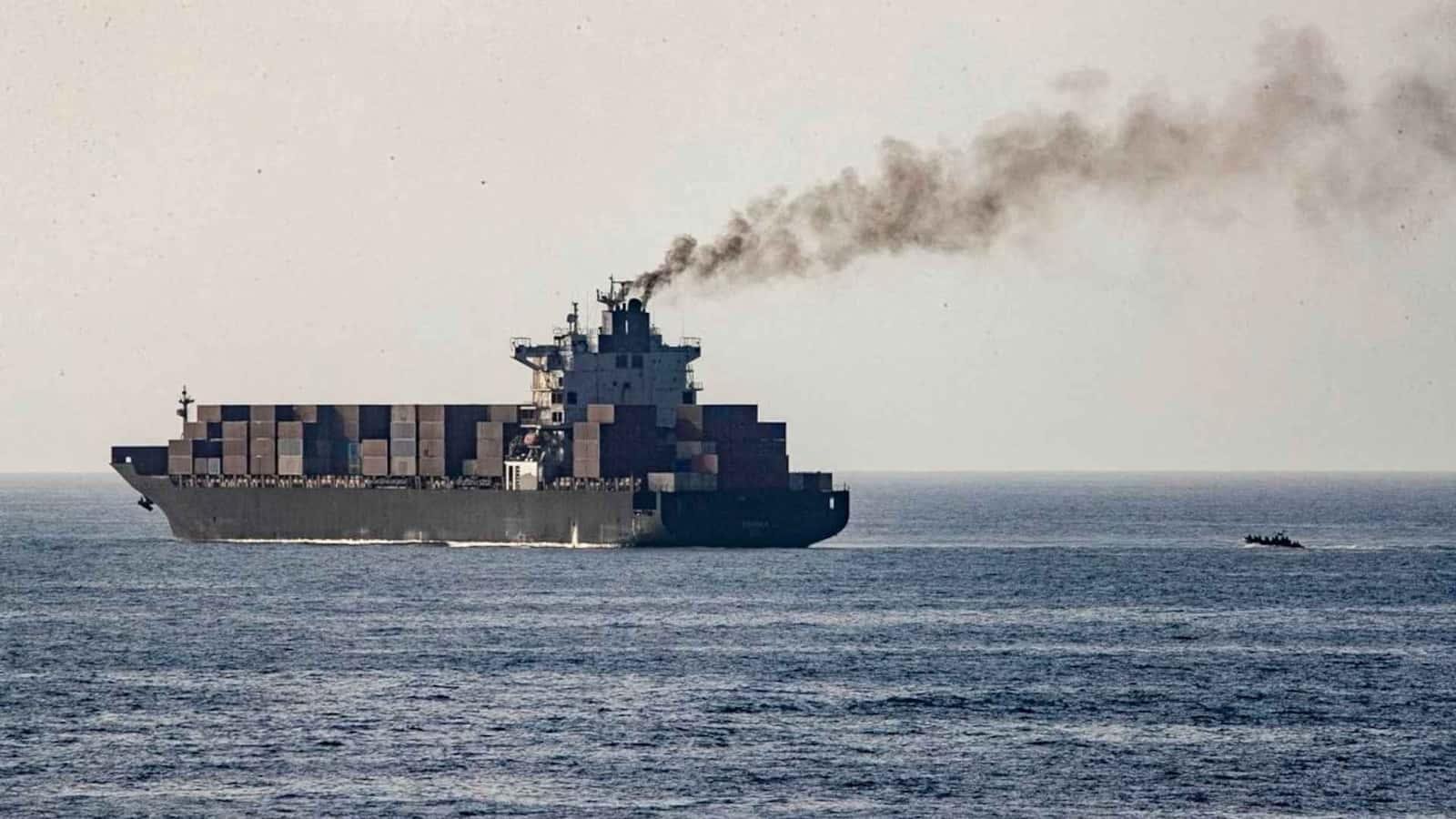 هيئة بريطانية: استهداف سفينة بمقذوف مجهول في مضيق هرمز