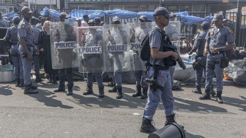 17 قتيلًا بإطلاق نار داخل حانة في جنوب إفريقيا.. والشرطة تطارد مهاجمين مسلحين