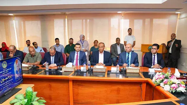 وزير العمل يسلم عقودًا لذوي ال...