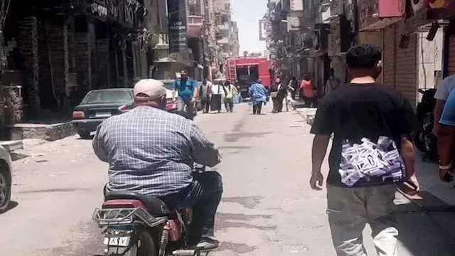 بالصور- السيطرة على حريق محل أ...