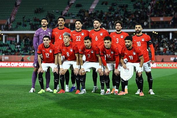 منتخب مصر يرتدي القميص الأحمر...