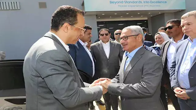 محافظ بني سويف يستقبل وزير الاتصالات داخل مصنع سامسونج