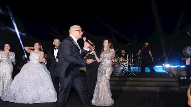 قُبلة في الهواء.. عمرو دياب يس...