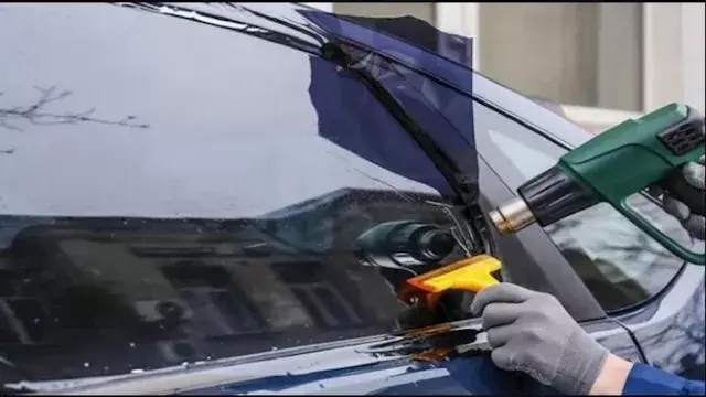 بعيدًا عن المخالفة.. ما مزايا وعيوب زجاج السيارات الفاميه؟